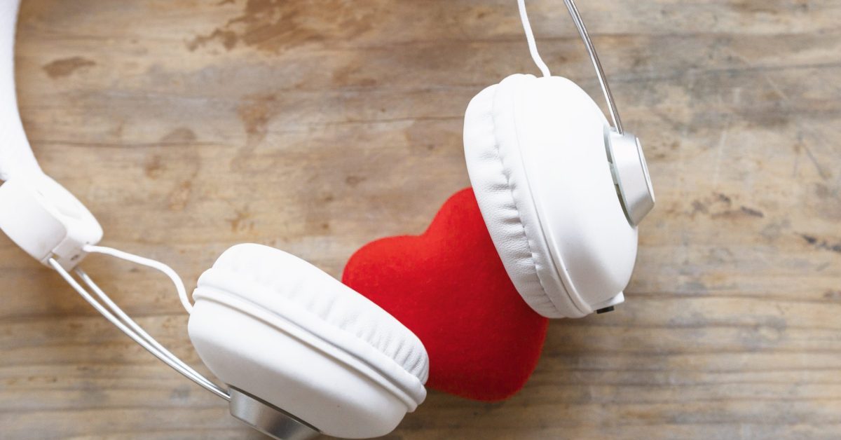 Read more about the article What Are Headphones? Explore Types, Benefits, and Technologies